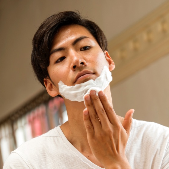 關於刮鬍的迷思，洗面乳跟肥皂同時不就可以刮鬍？不需要刮鬍泡吧？！