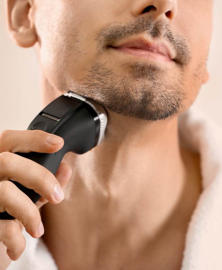 電動刮鬍刀(乾式刮鬍)在臉部乾燥狀態下就能拿起來直接刮
