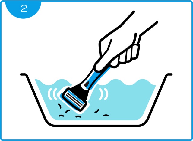 刮鬍刀清潔3步驟 STEP 2.  溫水浸泡